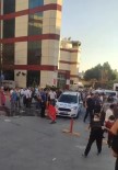 Kazada Yaralandilar, Hastanede Taskinlik Çikartip Güvenlik Görevlisini Biçakladilar