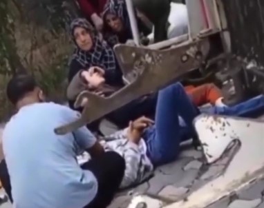 Sancaktepe'de Elektrikli Bisikletin Freni Bosaldi, 5 Kisilik Aile Savrularak Kamyonete Çarpti