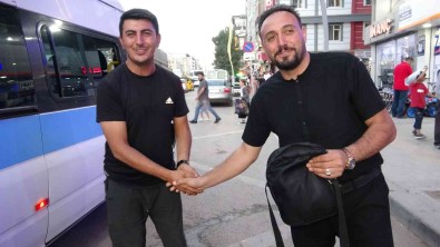 Vanli Sürücü, Aracinda Unutulan 50 Bin TL'yi Sahibine Teslim Etti