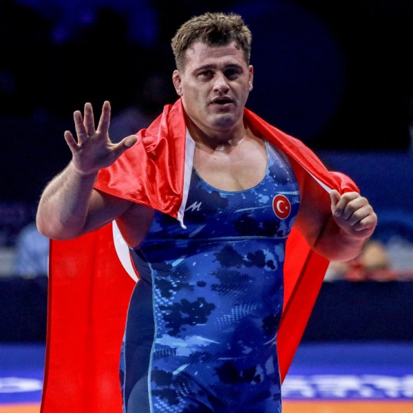 Rıza Kayaalp'in kızı Vera babasını televizyondan izledi