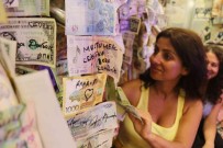 80 Ülke Vatandasindan Alip Üzerine Güzel Dileklerini Yazdirdigi Hatir Paralar Dükkani Süslüyor