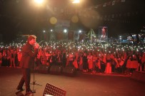 Ahmet Safak Yeni Sarkisi 'Bizden Olmaz'i Ilk Kez Kula'da Seslendirdi
