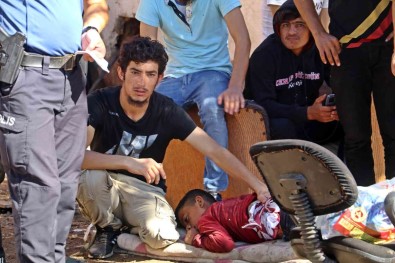 Bardagin Üzerine Düsen Genç Agir Yaralandi, Agabeyi Basindan Ayrilmadi, Arkadasi Kulaklikla Müzik Dinledi