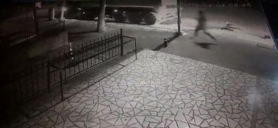 Kadiköy'de Çevre Yoluna Devrilen Kamyonun Yolda Ilerledigi Anlar Kamerada