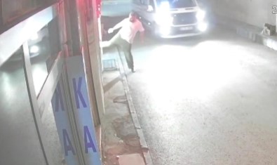 Nedenini Kimse Anlayamadi, Önüne Gelen Dükkanin Camina Tekme Ve Yumruk Atti