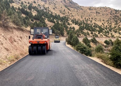 Van Büyüksehir Belediyesinden Gevas'a 8.5 Kilometrelik Asfalt Yol