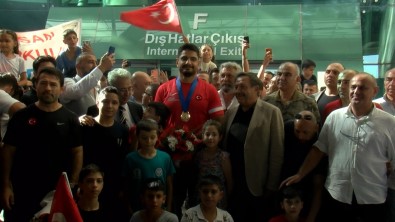 3.Kez Dünya Sampiyonu Olan Taha Akgül'e Coskulu Karsilama