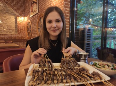 54 Kiloluk Genç Kiz, 43 Dakikada 240 Çöp Sis Yiyerek 13 Bin TL'lik Ödülün Sahibi Oldu