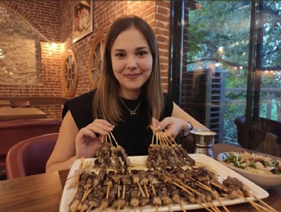 Denizli'de 54 kiloluk genç kızdan çöp şiş yeme rekoru 43 dakika sürdü