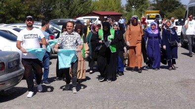 Gönüllüler, Türkiye'nin Ilk Milli Parkinda Temizlik Yapti