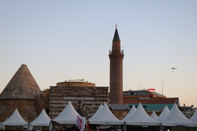 Jandarma Havacilik Komutanligi Helikopter Gösterisi Ile Cacabey Meydani'ni Mest Etti