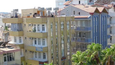 5 Katli Apartmanin Çatisina Çikan Genç, Yürekleri Agza Getirdi