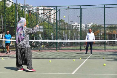 72 Yasinda Tenisle Tanisti