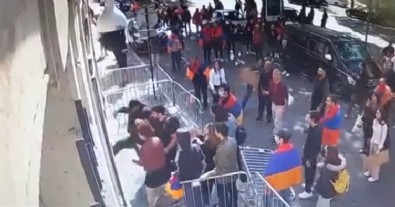 Ermeni provokatörlerden Azerbaycan'ın Paris Büyükelçiliğine alçak saldırı