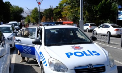 Erzincan Polisi KPSS'ye Geç Kalmakta Olan Ögrenciyi 15 Dakika Kala Sinava Yetistirdi