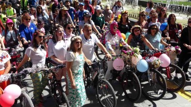 Kütahya'da Ilk Kez Düzenlenen 'Süslü Kadinlar Bisiklet Turu' Renkli Görüntülere Sahne Oldu