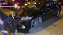 Kadiköy'de Otomobil Yolcu Alan Taksiye Çarpti, Öfkelenen Sürücü Kendi Aracini Tekmeledi