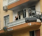 Sinir Krizi Geçiren Kadin Evinin Balkonunu Yakti, Camlari Kirip Eline Ne Geçtiyse Sokaga Firlatti
