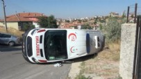 Vakaya giden ambulansa otomobil çarptı: 2 sağlıkçı yaralı
