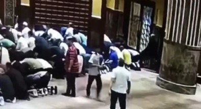 Cemaatin secdeye gitmesini bekledi! Camide 'pes' dedirten hırsızlık