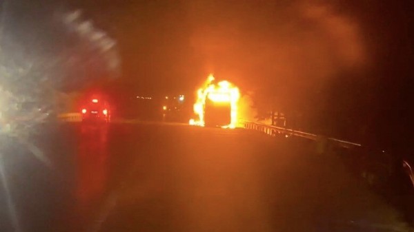 Antalya'da seyir halindeki tur otobüsü alev alev yandı