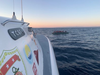 Çanakkale Açiklarinda 54 Düzensiz Göçmen Kurtarildi