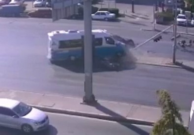 Izmir'de 16 Kisinin Yaralandigi Kaza Ani Kamerada