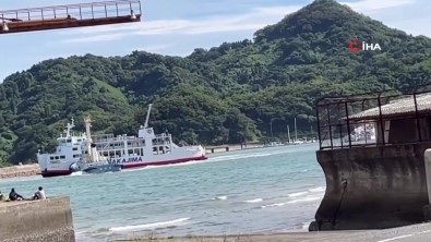 Japonya'da Limandan Ayrilan Feribot Dalgakirana Çarpti