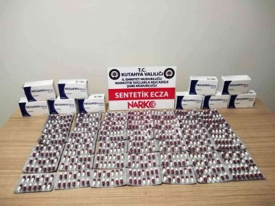 Kütahya'da Bir Araçta 588 Adet Sentetik Ecza Ele Geçirildi