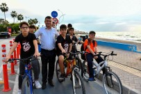 Çocuklar Evden Okula Bisikletle Gidip, Geliyor