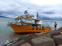 Kayaliklara Oturan Teknedeki Balikçilar Denize Düstü, Bogulmaktan Son Anda Kurtuldular