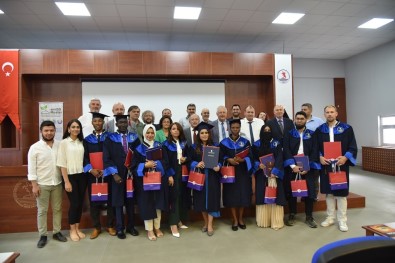 OMÜ'nün Erasmus Ögrencileri Mezun Oldu