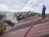 Sariyer'de Yan Yana Bulunan 2 Gecekondu Alev Alev Yandi