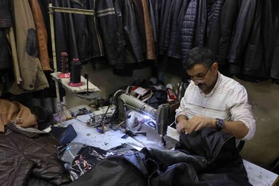 10 Yasinda Çekiç Sesine Kulak Verdi, 35 Yildir Deri Mont Onariyor