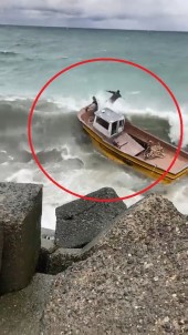 Alabora Olan Tekneyi Kurtarmak Isterken Ölümle Burun Buruna Geldiler Açiklamasi O Anlar Kamerada