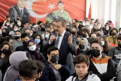 Bu Üniversitenin Ögrencileri Egitime Doyacak