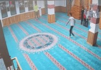 Camiye Elinde Kazma Ve Ayakkabiyla Giren Rus Turist Sinir Disi Edildi