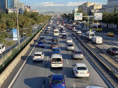 Istanbul'da Haftanin Son Is Gününde Trafik Yogunlugu Olustu