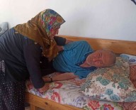 Yürüyemeyen Alzaymir Hastasi Esine Bebek Gibi Bakiyor