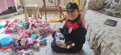 10 Yasindaki Engelli Havva Oyuncak Polis Otosuyla Evinde Devriye Atiyor