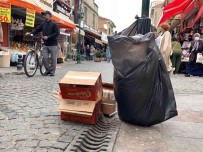 Çöp Kutusu Olmayinca Sokaklar Çöp Posetiyle Doldu
