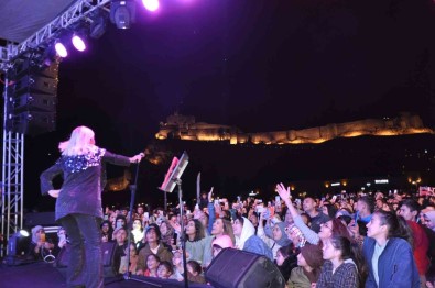 Kars'ta Eksi 5 Derece Sogukta Yudum Rüzgari Esti