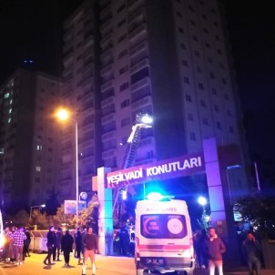 Baskent'te 14 Katli Apartmanda Yangin Açiklamasi 1 Kisi Öldü, 2 Itfaiye Eri Dumandan Etkilendi