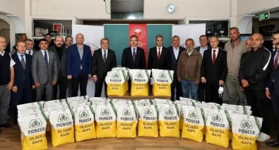 Çiftçilere Kanola Tohumu Dagitildi