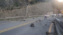 Faciadan dönüldü: Zigana Dağı'ndan karayoluna düşen kayaları sürücüler temizledi