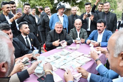 5 Bin Kisini Katildigi Dügün Için 750 Bin Liralik Masraf Yapildi, 1 Milyon Liralik Taki Takildi