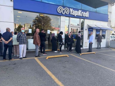 Banka Önünde Metrelerce Promosyon Kuyrugu Olustu
