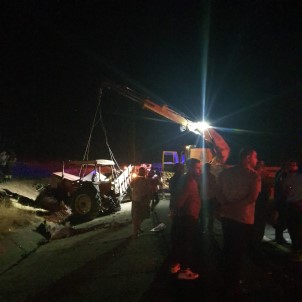 Isçileri Tasiyan Traktör Ile Kamyon Çarpisti Açiklamasi 1 Ölü, 6 Yarali