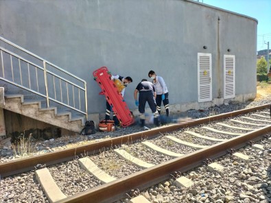 Izmir'de Yük Treninin Çarptigi Kadin Hayatini Kaybetti