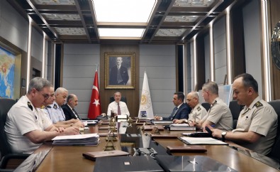 Kritik toplantı! Milli Savunma Bakanı Hulusi Akar, Genelkurmay Başkanı Güler ve kuvvet komutanlarıyla görüştü